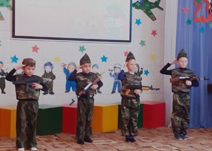 Коркинские дошколята прошли «Школу молодого бойца»